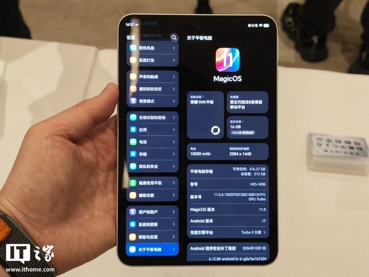 Фото планшета Honor Win вживую.