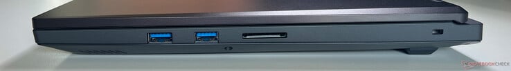 Справа: 2x USB-A 3.2 Gen 1 (5 Гбит/с), устройство для чтения карт памяти SD, замок Kensington Nano Saver Lock