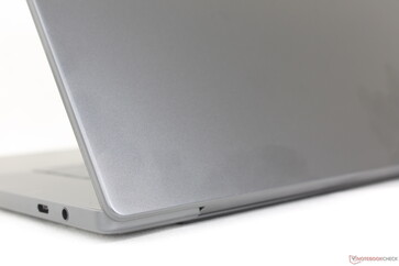 Гладкие темно-серые поверхности притягивают отпечатки пальцев гораздо быстрее, чем прошлогодний дизайн