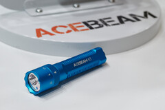 Acebeam K1, специальное издание с голубым лазером на фото, также ожидается запуск с красным светом, белым основным светом и зеленым лазером