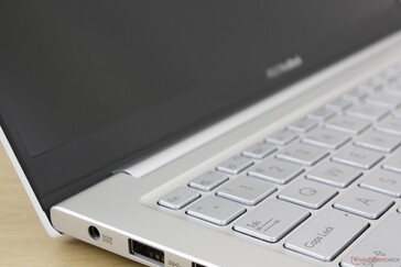 Ноутбук доступен в черном, бело и розовом цвете. Последняя имеет градиентную окраску крышки
