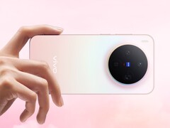 Смартфон Vivo X300 в розовой градиентной отделке демонстрирует круглый тройной модуль камеры под маркой Zeiss (Источник изображения: Vivo)