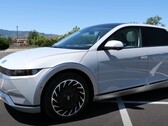 Двухмоторный AWD Hyundai Ioniq 5 может похвастаться батареей емкостью 77,4 кВтч. (Источник изображения: TFLEV с YouTube)