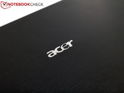 Крышка с логотипом Acer на фоне шлифованного алюминия выглядит элегантно.