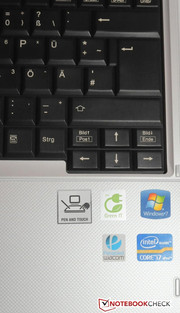 Кнопки стрелочного блока слегка выступают за границы рядов клавиатуры.