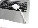 Адаптер DisplayPort не включен в комплектацию. Акссесуары сторонних производителей обычно дешевле, чем те, которые предлагает сам Apple.