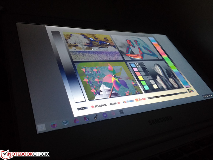 TN-матрица Samsung Chromebook XE500C12 огорчает плохой обзорностью