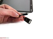 При помощи адаптера (продается отдельно) можно подключить обычные USB-носители.