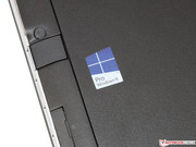 Предустановлена Windows 7, но в комплекте есть диск с Windows 8.