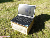Ноутбук на улице: прямой солнечный свет