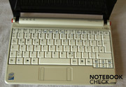 Клавиатура нетбука белая, клавиши очень мелкие, раскладка - стандартная.