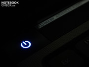 Кнопка включения питания имеет синюю подсветку.