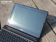 Для работы на улице в солнечную погоду Aspire 3750 совершенно не подходит - компания продолжает устанавливать в ноутбуки недорогие глянцевые ма