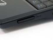 Как и его более большие конкуренты, Eee PC 900 оснащен встроенным card reader.