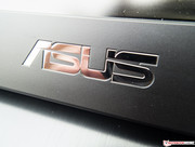 Логотип Asus под экраном.