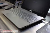 Asus N551 справа: 3.5-мм аудиоразъем, USB 3.0, оптический привод, разъем для сабвуфера