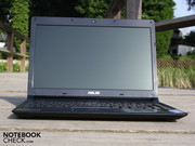 Asus использует в ноутбуке матовую 13.3 дюймовую TFT панель от AUO.