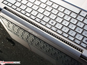 Воздух для охлаждения компонентов засасывается через клавиатуру и выдувается через решетку под петлями.