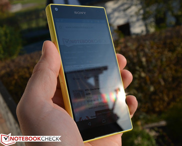 Sony Xperia Z5 Compact на улице (на солнце)