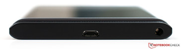 Нижняя грань: Micro-USB, аудиопорт 3.5 мм