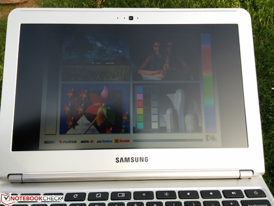 Samsung Chromebook XE303C12 на улице