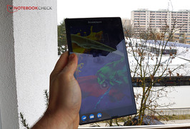 Lenovo Tab S8 на улице