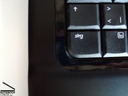 Глянцевые края вокруг клавиатуры улучшают внешний вид ноутбука.