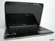 Aspire One 751 выглядит широким, тонким и необычным