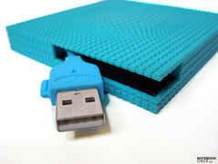 место для скрытия USB кабеля