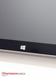 На лицевой панели есть кнопка Windows, как на планшетах. Она вибрирует при нажатии.