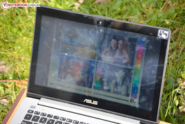 Ноутбук на улице (в тени): обратите внимание на следы от пальцев