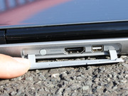 HDMI и mini DisplayPort спрятаны под резиновой заглушкой (сзади)