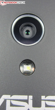 Тыловая камера 8-мегапиксельная и оснащена LED-вспышкой.