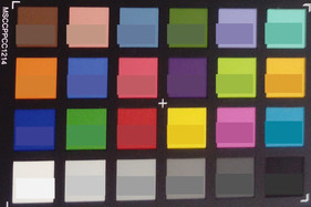 Скриншот ColorChecker. Исходные цвета отображены в нижней части каждого квадрата.