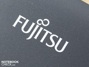 Ноутбуки от Fujitsu обычно имеют весьма непритязательный внешний вид. Наш тестовый аппарат подтверждает это: