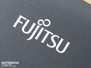 Ноутбуки от Fujitsu обычно имеют весьма непритязательный внешний вид. Наш тестовый аппарат подтверждает это: