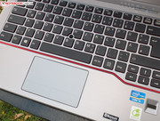 Раскладка клавиатуры стандартная, что и ожидается от бизнес-ноутбука.