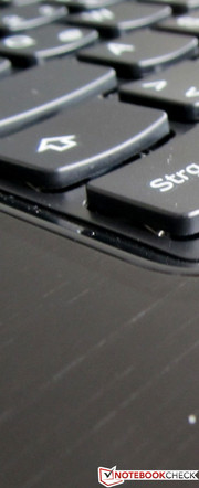 Индивидуальные клавиши имеют слегка вогнутую поверхность