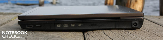 Справа: 2 x USB 2.0, записывающий DVD-привод, разъем для подключения питания