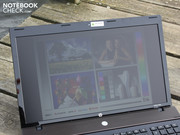 Матовый дисплей является обязательным требованием к ноутбукам для профессионалов. Благодаря ему работать на солнце гораздо приятнее.