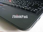 Индикатор питания в букве "i" внутренней надписи ThinkPad