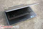Оранжевое обрамление клавиатуры стало отличительным элементом дизайна ноутбуков данной серии от Dell