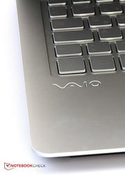 Устройство продается в трех расцветках, и в серебристой сложно различить буквы на клавиатуре.