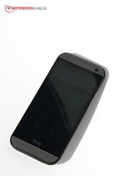 Серия смартфонов HTC One радует своим дизайном.