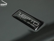 Zepto Znote 3415W: Логотип на крышке указывает на принадлежность к мультимедиа ноутбукам. Он высокоточно сделан.