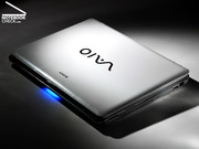 Vaio VGN-CR31: глянцевые жемчужные поверхности и немного подсветки.
