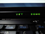 Набор светодиодных индикаторов постоянно предоставляет подробную информацию об активности ноутбука пользователю