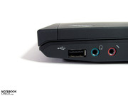 USB порты и аудио разъемы расположены в передней части боковой грани аппарата и их легко найти, однако некоторым пользователям такое распол