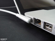 Коннектор питания MagSafe как обычно очень удобен в использовании.