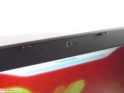Механизм закрытия крышки с двумя крючками и 2.1-мегапиксельная веб-камера приютились в рамке дисплея.